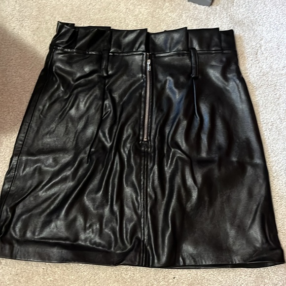 Peplum pleather mini skirt - Picture 2 of 3